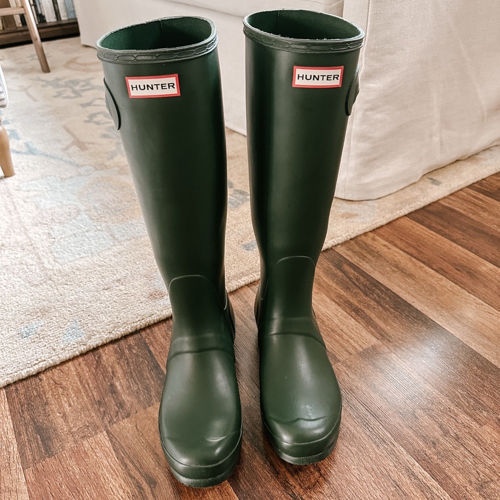 Hunter Original Tall rain boots. Size 10. Like new!